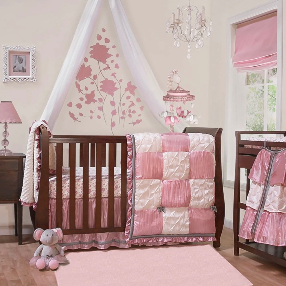 The peanut shell “Bella” 6 piece crib set